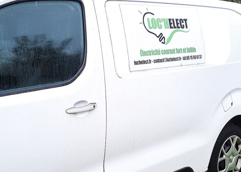 Artisan électricien au travail